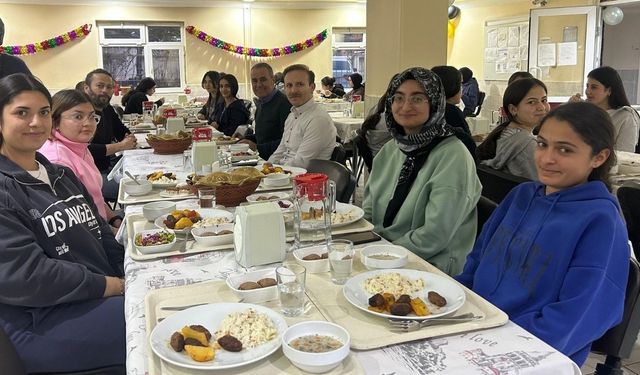 Boğazlıyan Kaymakamı Yanık Öğrencilerle İftarda Bir Araya Geldi