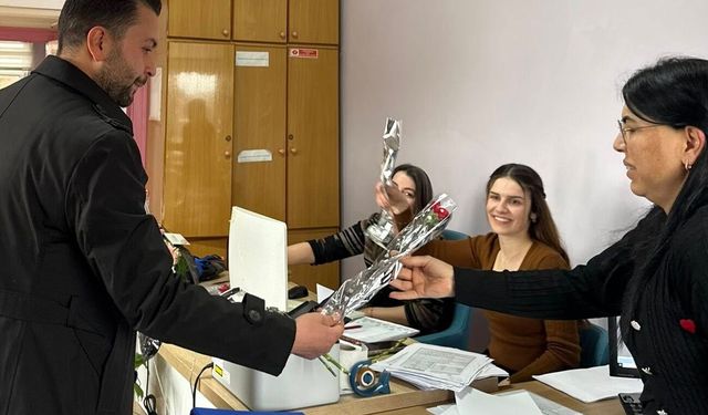 Boğazlıyan'da 8 Mart Kutlaması: CHP'li Kadınlara Çiçek