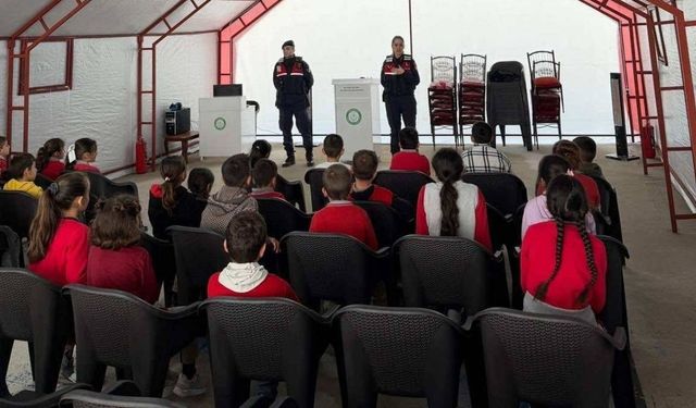 Yozgat’ta Jandarma Öğrencilerle Buluştu: Servislerde Trafik Güvenliği Eğitimi Verildi