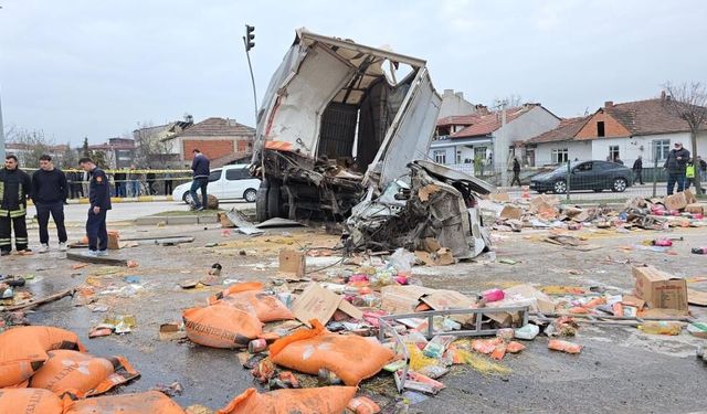 Tır kontrolden çıktı:  7 araç birbirine girdi, 18 kişi yaralandı