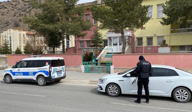 Okul Çıkış Saatinde Uygulama Yapıldı: Yozgat’ta Ekiplerden Geniş Çaplı Kontrol