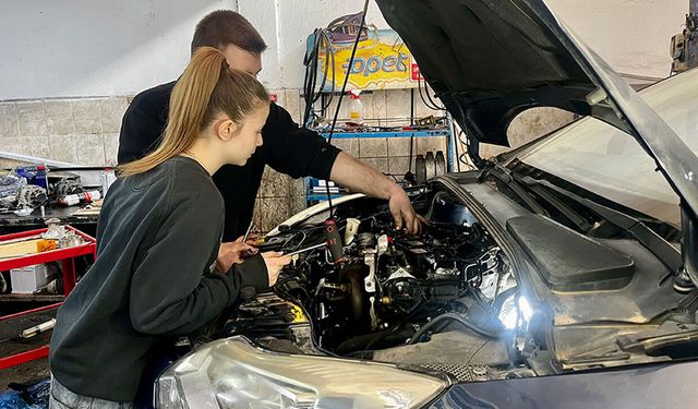 Sanayide Önyargıları Kıran Genç Kız: "Kendi Tamirhanemi Açmak İstiyorum"