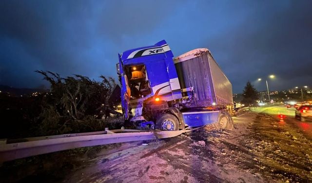 Son Dakika! Kontrolden Çıkan Tır Yan Yattı: Sürücü Hastaneye Kaldırıldı