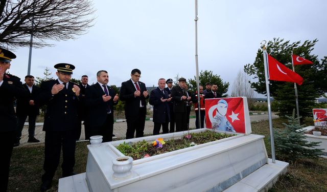 Yozgat’ta şehitler unutulmadı: Karanfiller bırakıldı, dualar edildi