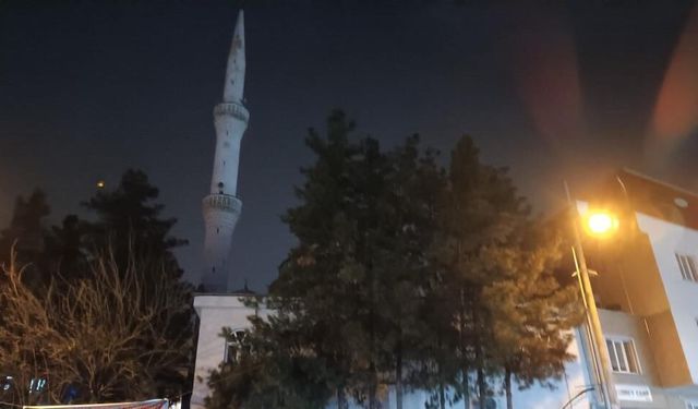 Mahalle Panik İçinde: Camii Minaresine Yıldırım Düştü