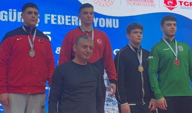 Kars’ta Yozgat Rüzgarı Esti! Genç Güreşçi Altın Madalyayı Boynuna Taktı