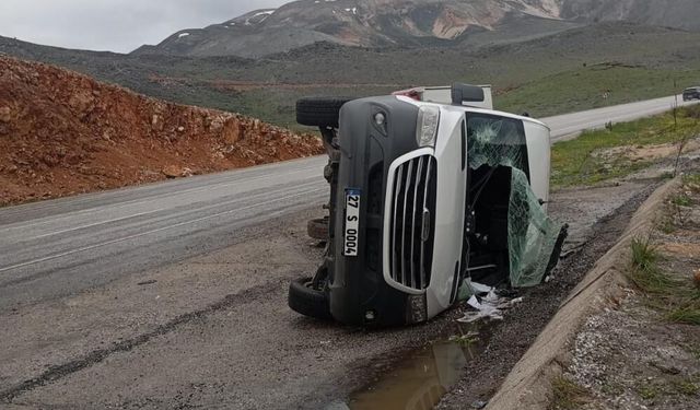 SON DAKİKA! Taziye yolunda kaza: Minibüs devrildi, 11 yaralı