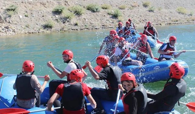 Liselilerin Rafting Maratonu Bitti! Bingöl'de Yozgat Suları Sert Esecek