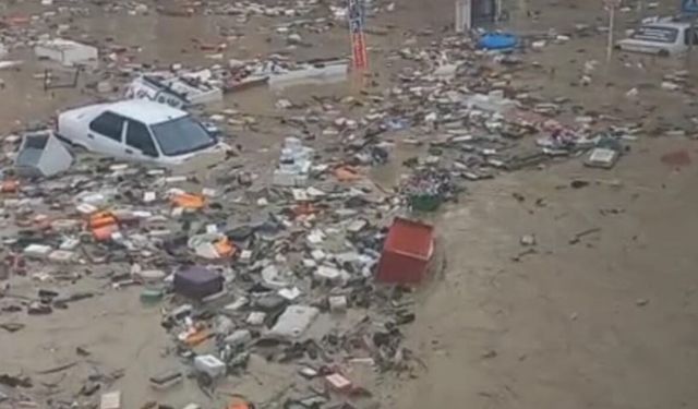 Sel felaketi: İş yerlerini su bastı, araçlar sürüklendi