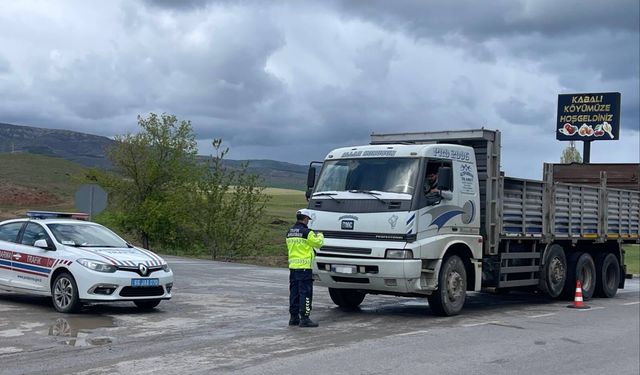 Yozgat Jandarması Yük Taşıyan Araçları Tek Tek Denetledi