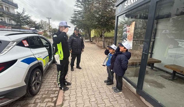 Yozgat'ta Miniklerin Polis Sevgisi Gözleri Doldurdu