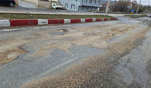 AK Partili Başkan Açıkladı! Yozgat Çayıralan'da Köstebek Yuvası Yollar Yapılacak
