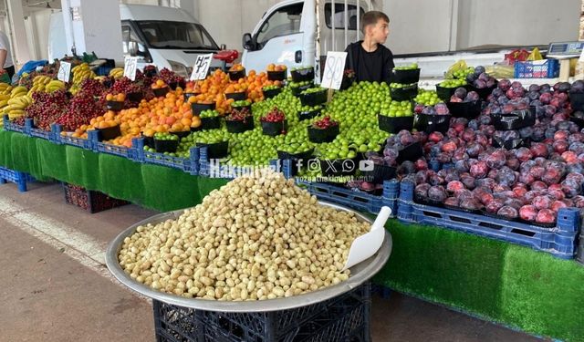 Beyaz Dut Tezgahlarda Yerini Aldı: Yozgatlı Esnaf Açıklamalarda Bulundu
