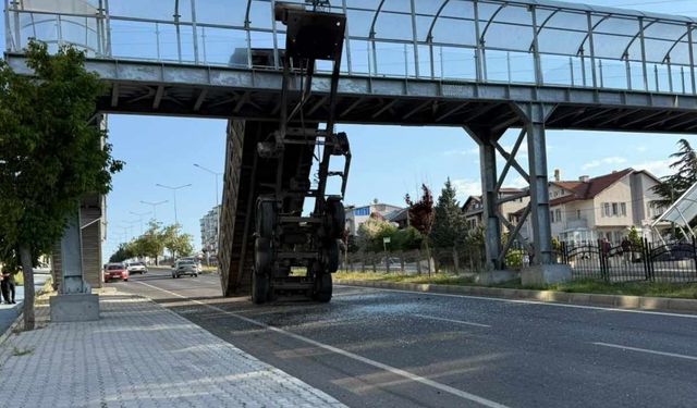 Yozgat'ta Korkutan Görüntüler! TIR'ın Dorsesi Üst Geçide Saplandı