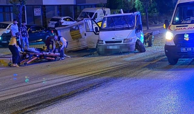 Yozgat'ta Minibüs ve Otomobil Çarpıştı, Ortalık Savaş Alanına Döndü