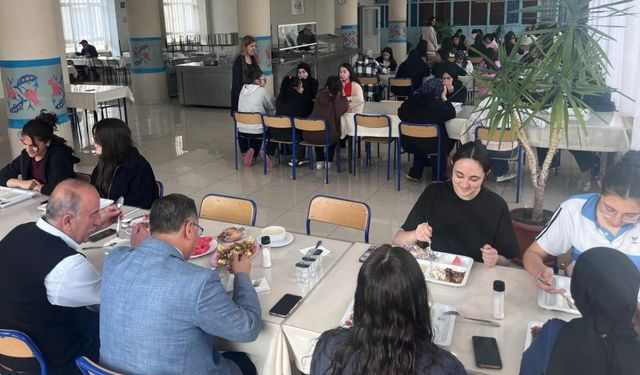Yozgat'ta Müdür Öğrencilerle Akşam Sofrasında Buluştu