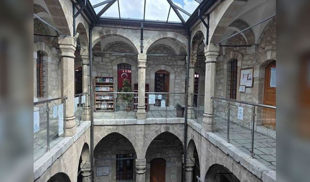 Akdağmadeni’nde tarihi dönüşüm: Cezaevi binası 36 bin kitaplık kütüphane oldu