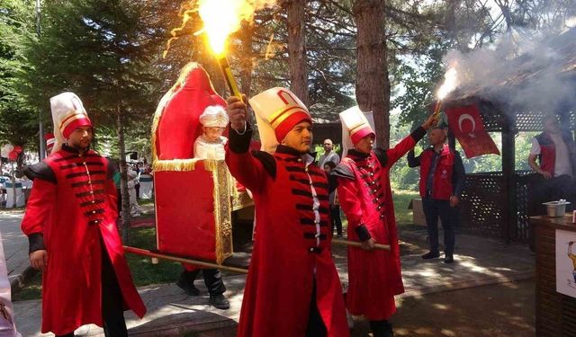 Yozgat'ta asırlık vakıf geleneği canlandı: 30 çocuk mehterli konvoyla sünnet oldu
