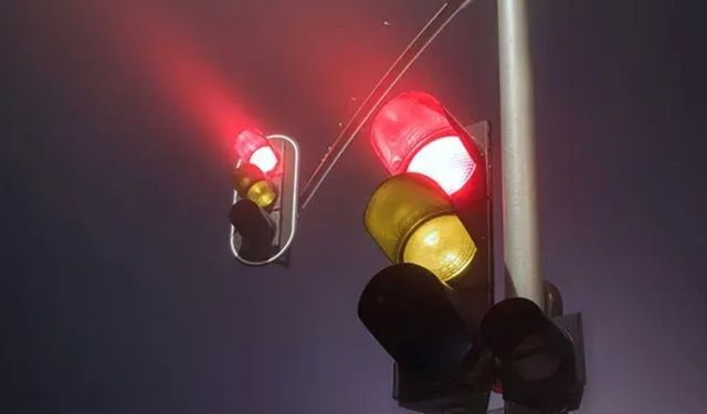 İçişleri Bakanlığı'ndan Trafikte Yeni Hamle! Kırmızı Işıklarda Özel Alan Geliyor