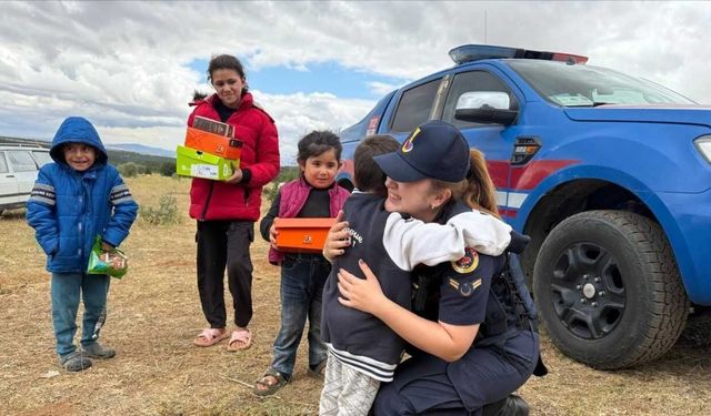 Yozgat’ta Jandarma Ekipleri Sahaya İndi: Çocukların Yüzü Güldü!