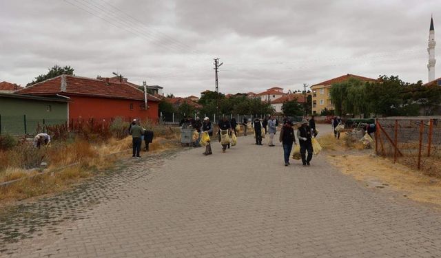 Yozgat'ta Belediye Vatandaşlarla El Ele Verip Temizlik Yaptı