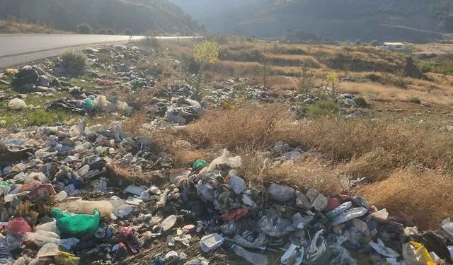 Yozgat'ta Çekerek-Zile Yolundaki Çöp Yığınları Tepki Topladı