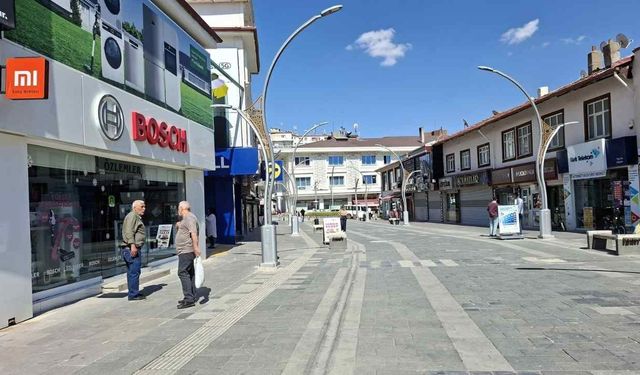 Yozgat'ta Kavurucu Sıcaklar Sarraflar Caddesi'ni Boşalttı