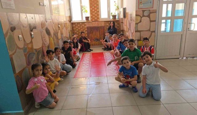 Tablet yerine tuval ve fırça aldılar: Okul duvarlarını sanat eserine çevirdiler