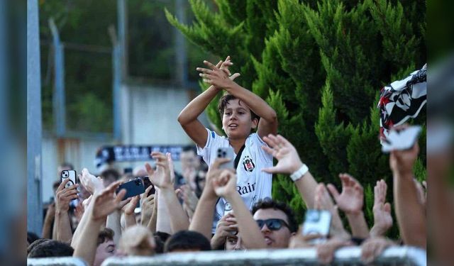 Beşiktaş'ın anlaştığı Vlahovic İstanbul'da: 3 bin taraftara 'Şampiyon olmak istiyoruz' dedi