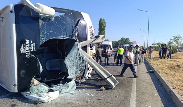 Kavşakta Feci Kaza: Yolcu Otobüsü Devrildi, 22 Kişi Yaralandı