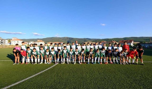 Yozgat Akdağmadeni’nde Geleceğin Futbolcuları Yetişiyor! Gençlere Malzeme Desteği