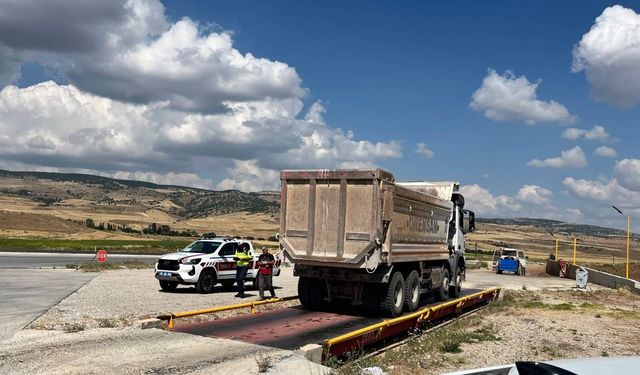 Yozgat’ta Trafik Jandarmasından Yük Taşıyan Araçlara Sıkı Denetim!