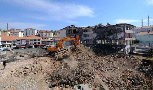 Akdağmadeni’nde Dönüşüm Başladı: Eski Binalar Yıkılıyor, Dev Proje Geliyor