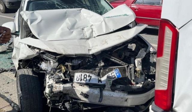 Feci Kaza! Otomobilin Minibüse Çarpmasıyla 4 Kişi Yaralandı