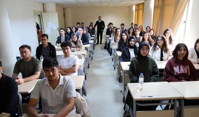 Geleceğin Diş Hekimlerine İlk Ders Rektör Yaşar'dan!
