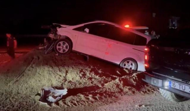 İnanılmaz Kaza! Kontrolden Çıkan Otomobil Rampada Asılı Kaldı