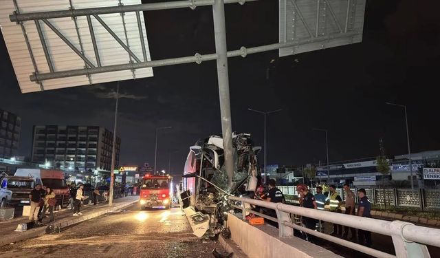 Yolcu Otobüsünde Feci Kaza: Çok Sayıda Yaralı Var!