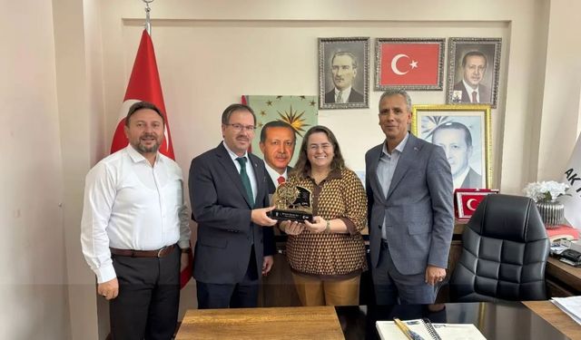 Yozgat AK Parti'den 25. Yıl Vefa Buluşması: Genel Merkez Hediyeleri Başkanlara Verildi