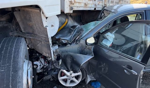 Yozgat’ta Kavşakta Feci Çarpışma! Otomobil ve Kamyon Birbirine Girdi