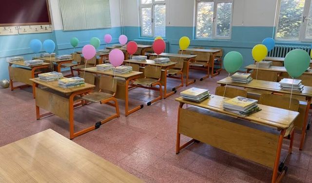 Yozgat’ta Okullar Açılmadan Kitaplar Masalara Dizildi