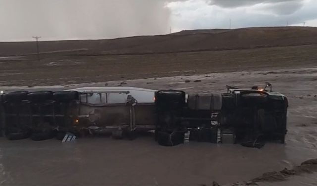 Yozgat’ta Sağanak Sele Dönüştü! Kuzayca Köyü Yolunda TIR Devrildi