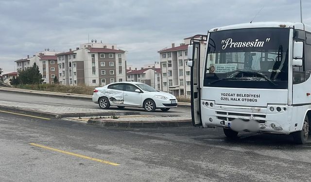 Yozgat'ta Halk Otobüsü İle Otomobil Çarpıştı! Ekipler Olay Yerine Seferber Oldu