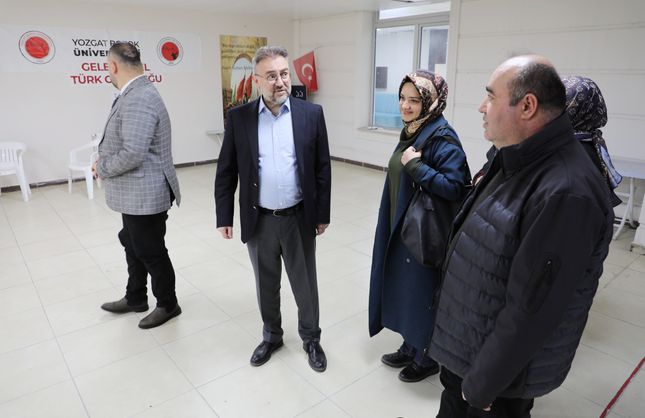 REKTÖR YAŞAR HER DAİM  ÖĞRENCİLERİN YANINDA!