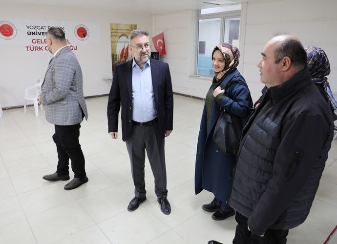 REKTÖR YAŞAR HER DAİM  ÖĞRENCİLERİN YANINDA!