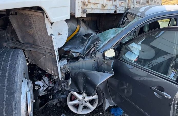 Yozgat’ta Kavşakta Feci Çarpışma! Otomobil ve Kamyon Birbirine Girdi
