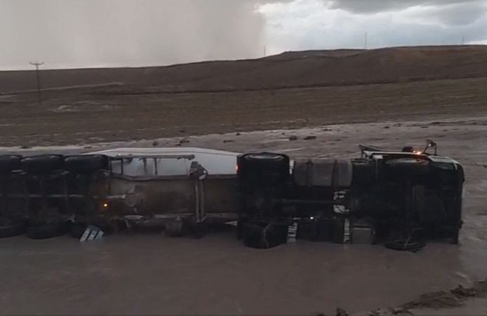 Yozgat’ta Sağanak Sele Dönüştü! Kuzayca Köyü Yolunda TIR Devrildi