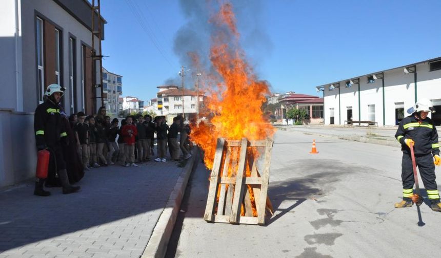 Öğrencilere yangına müdahale eğitimi verildi