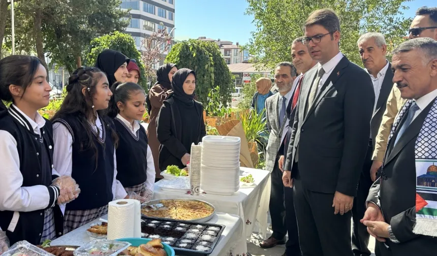 Van Erciş'te liselilerden Gazze kermesi