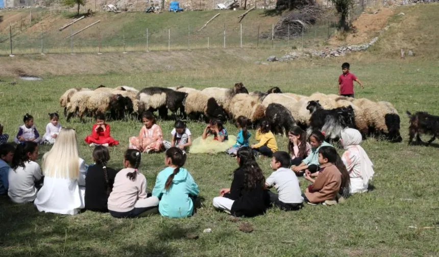 Bitlis Hizan'da öğrenciler doğada ders yapıyor