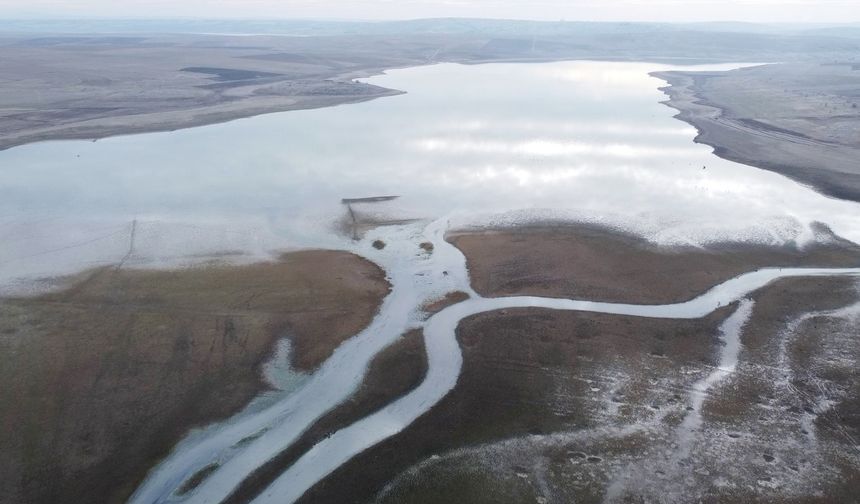 GELİNGÜLLÜ BARAJINDAKİ SU iLE KAPLI ALANLARDA iNSANLAR ARTIK  YÜRÜYÜŞ YAPIYOR